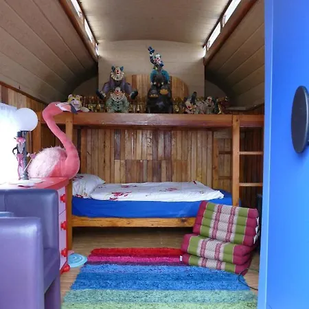 Cinema Circus Zirkuswagen Campsite